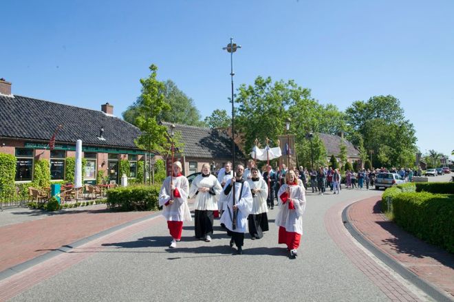 procession warfhuizen